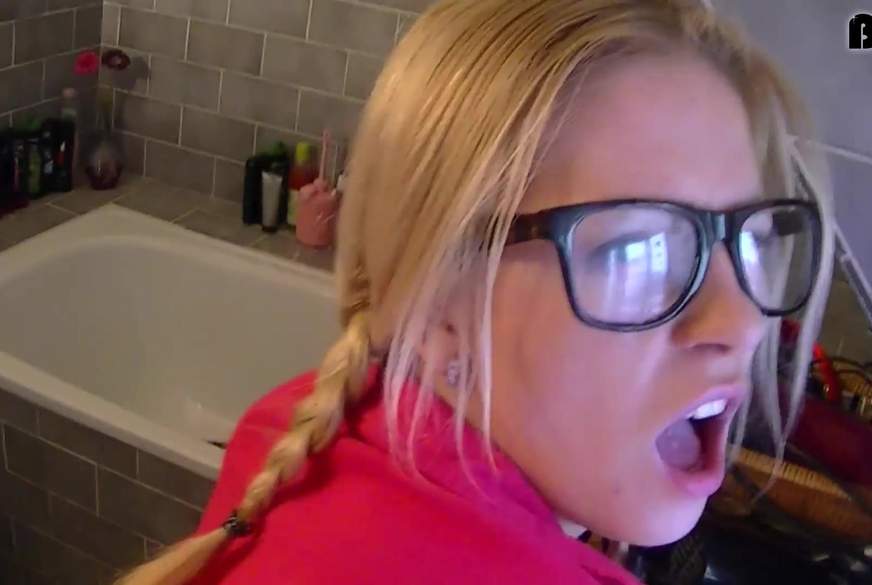 Spontaner F**k im Bad von LittleSue