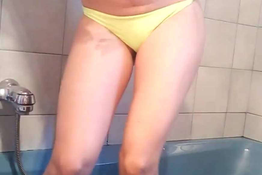 Geile Natursekt Dusche im neongelben Bikini Tanga von Sexys***n666 pic4