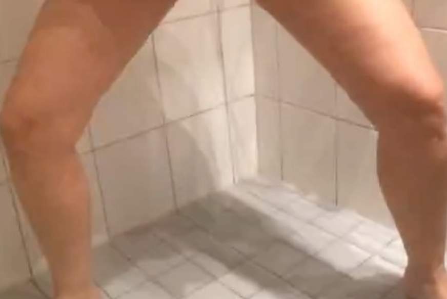 Titten-Lisa: Natursekt unter der Dusche