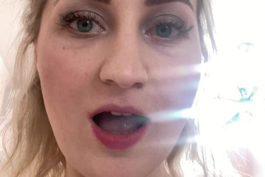 KristinaCoquette: helles Make-up und Spitzenunterwäsche