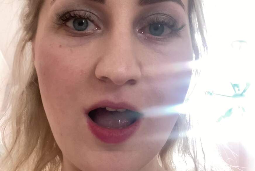 KristinaCoquette: helles Make-up und Spitzenunterwäsche