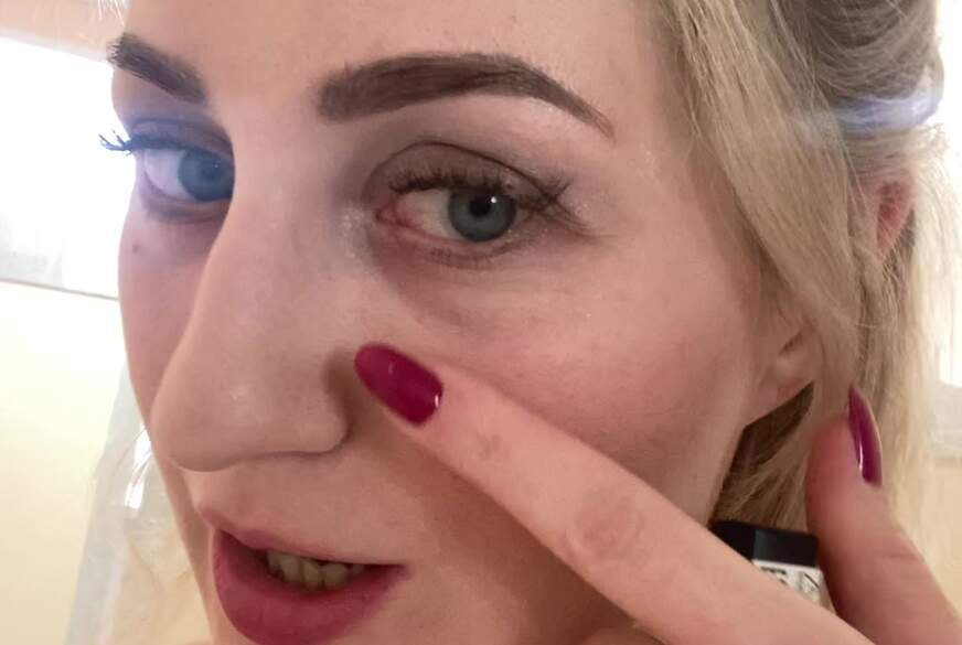 KristinaCoquette: helles Make-up und Spitzenunterwäsche
