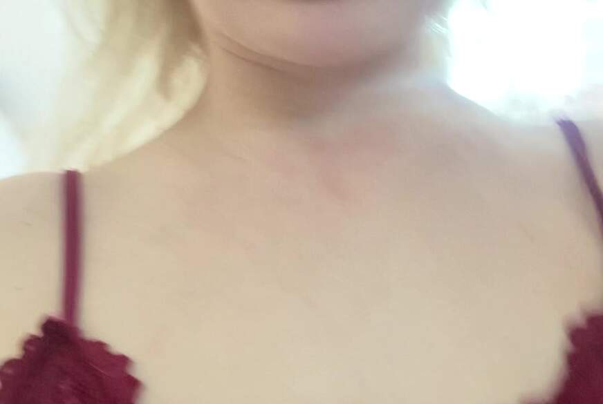 KristinaCoquette: helles Make-up und Spitzenunterwäsche