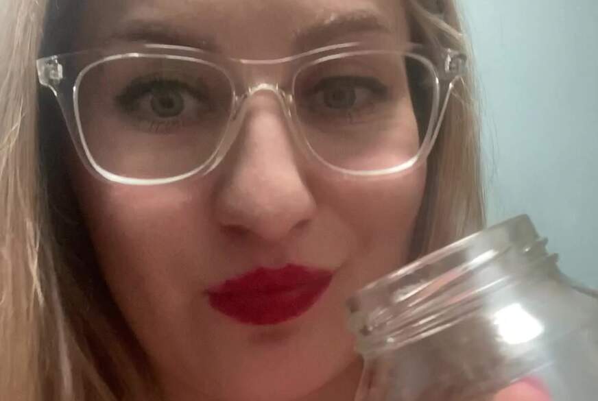 KristinaCoquette: p***e auf den Boden