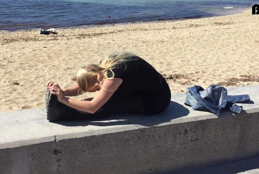BunNyna: Dehnen an der Strandpromenade