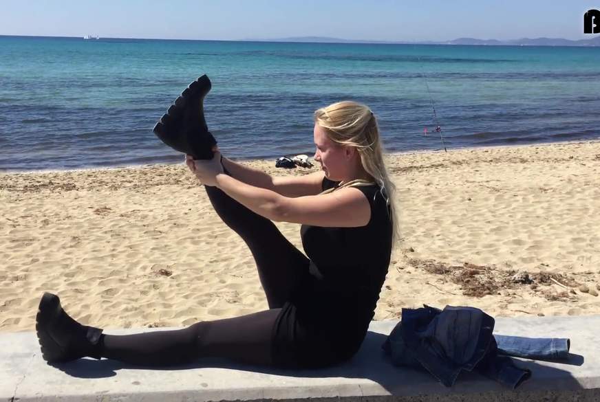 BunNyna: Dehnen an der Strandpromenade