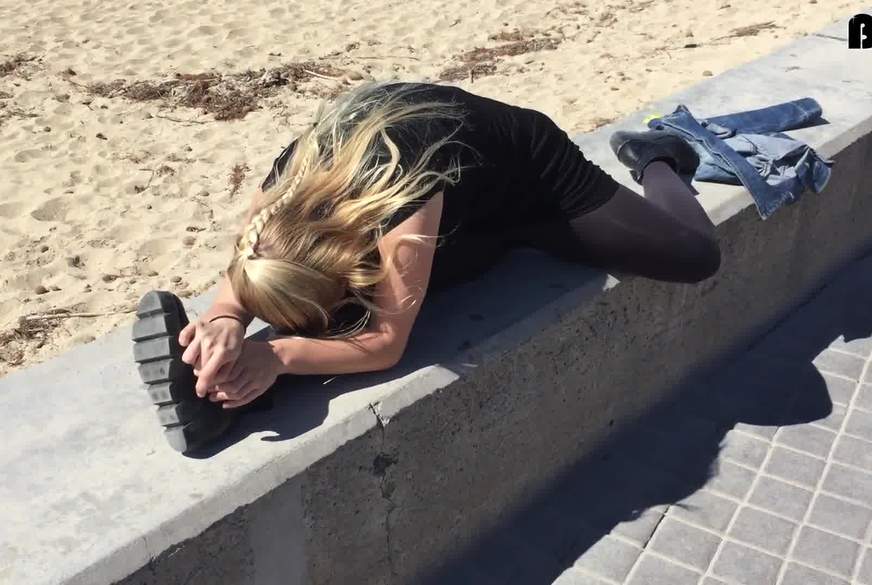 BunNyna: Dehnen an der Strandpromenade