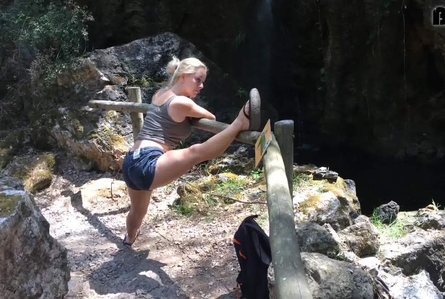 BunNyna: Wildlife Stretching