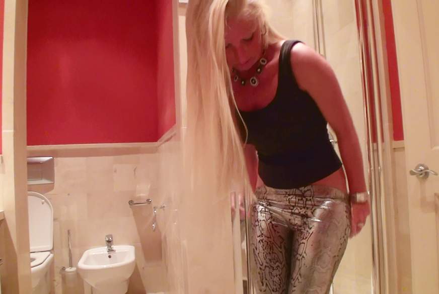 OMG !  Mein Hotelbad vollig v*********t von KacyKisha