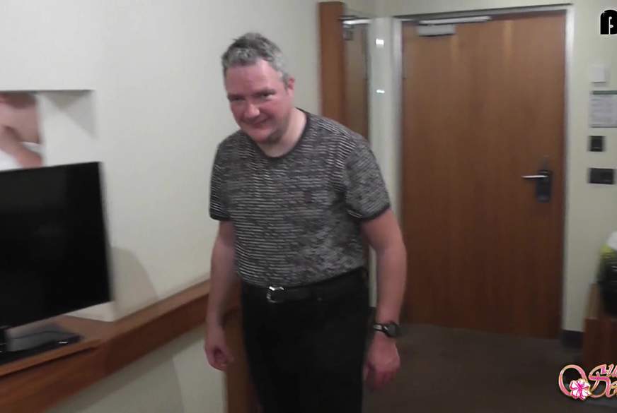 Im Zimmer verirrt Vom Fremden g*****t von Susi-Deluxe pic2