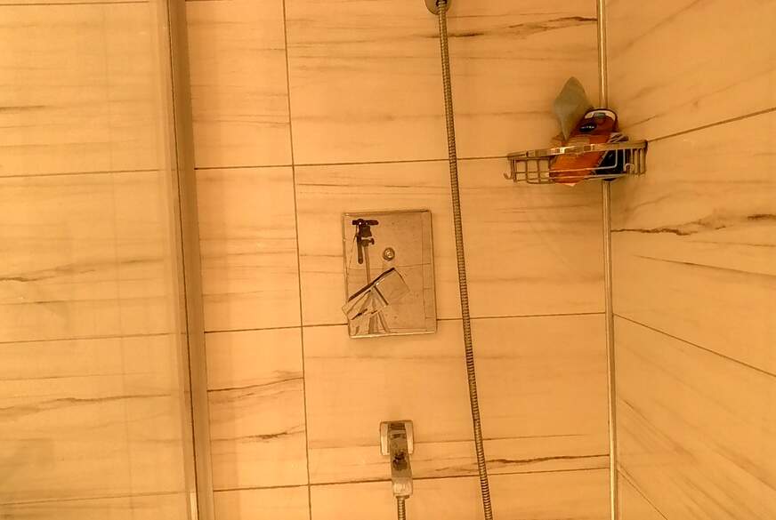 SandySummer: Ich mach es mir geil unter der Dusche, bis ich komme