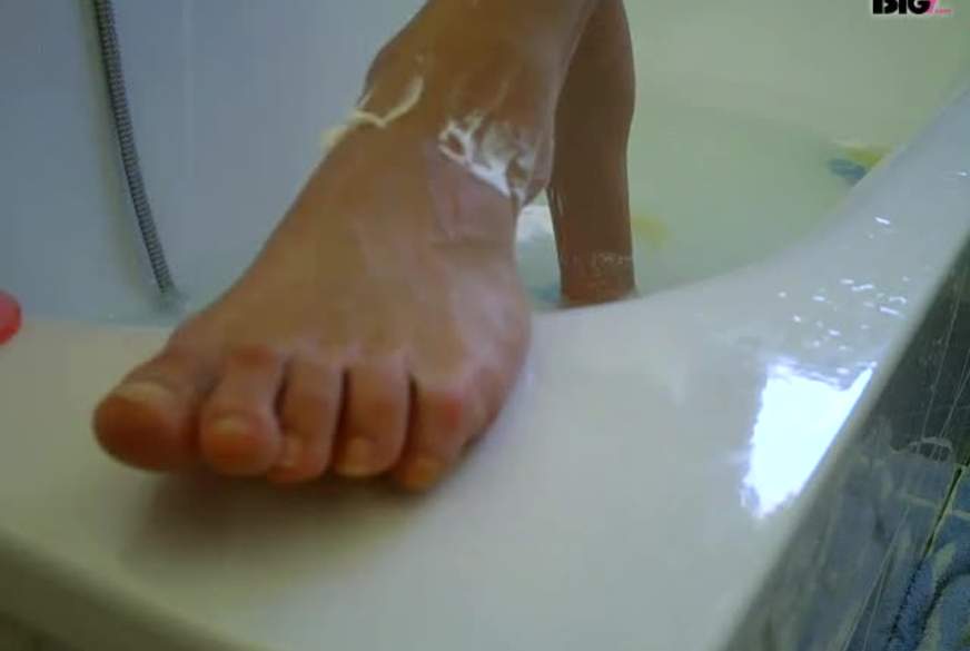 Füße beim waschen und rasieren von Julesoil