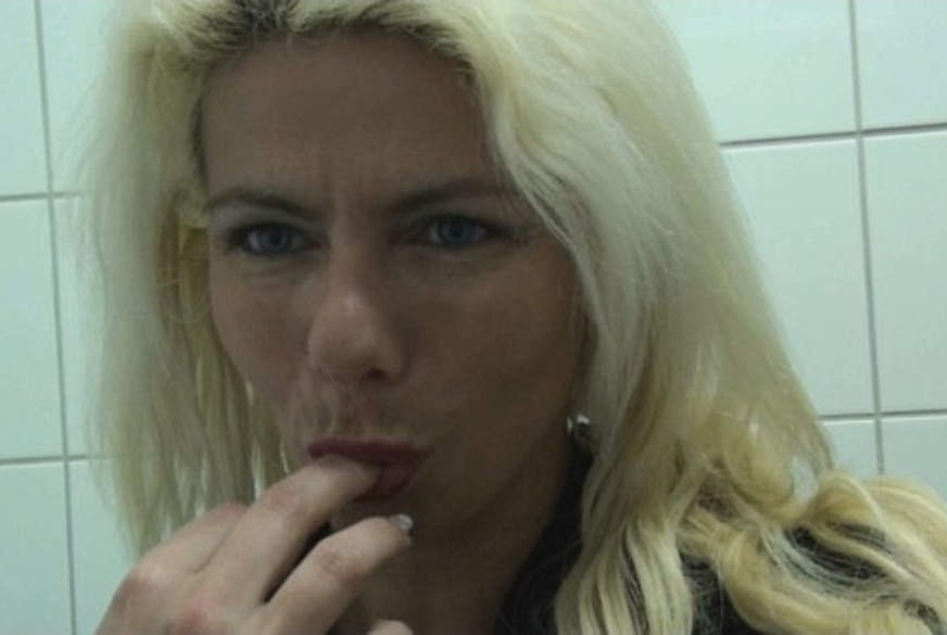 P****n auf öffentlicher Toilette! von NadjaSummer pic2