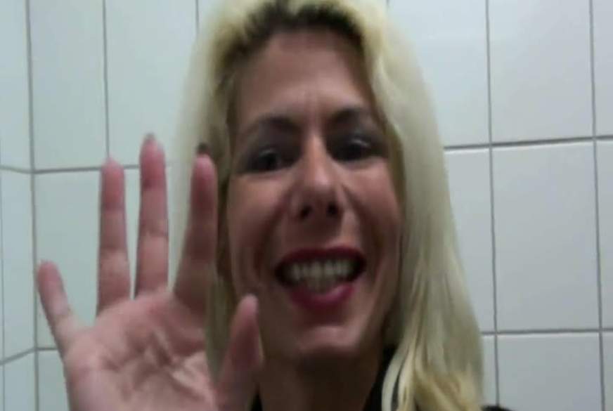 P****n auf öffentlicher Toilette! von NadjaSummer pic3