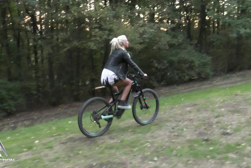 Dildoride mit Mountainbike von AbyAction