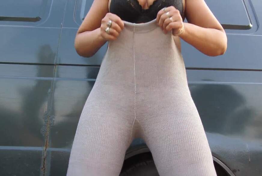 snejka: Urin in Baumwollstrumpfhosen.