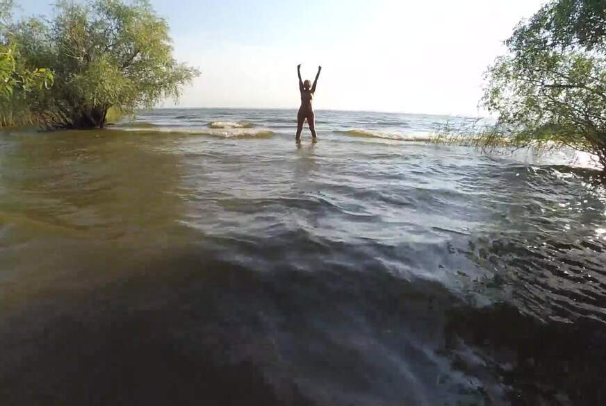 nackt im Fluss schwimmen von snejka pic1