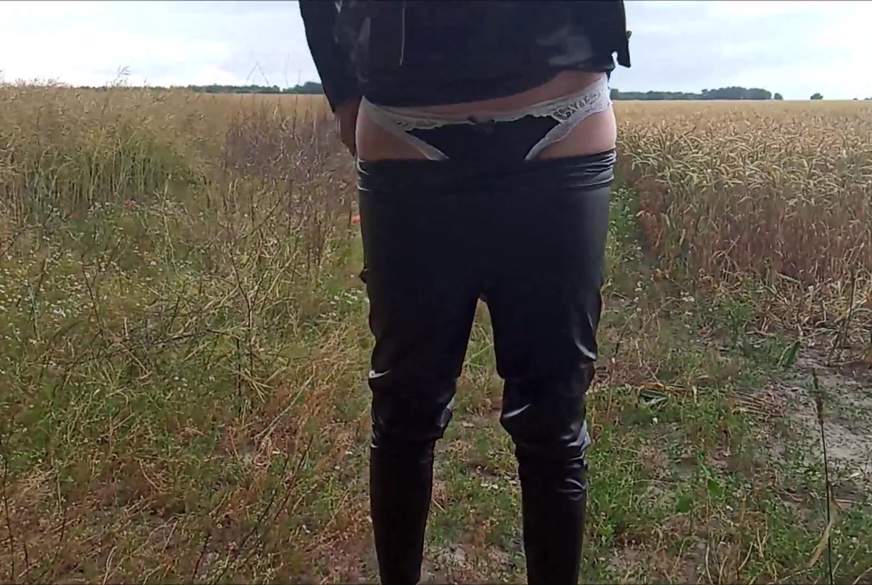 Alenia: Feldp****n in Lederkleidung