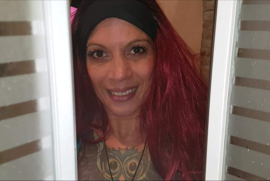 Kira4u: Stief-c****n beim Duschen überrascht