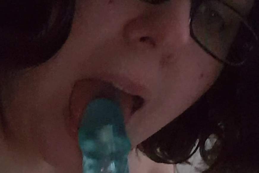 sasy84: mit dildo und stöhne