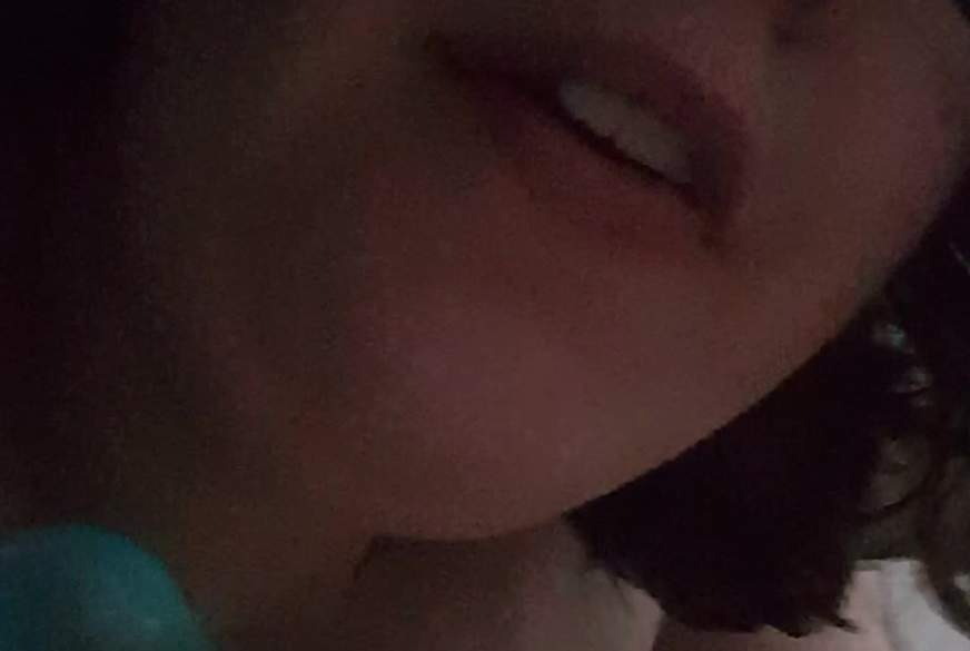 sasy84: mit dildo und stöhne