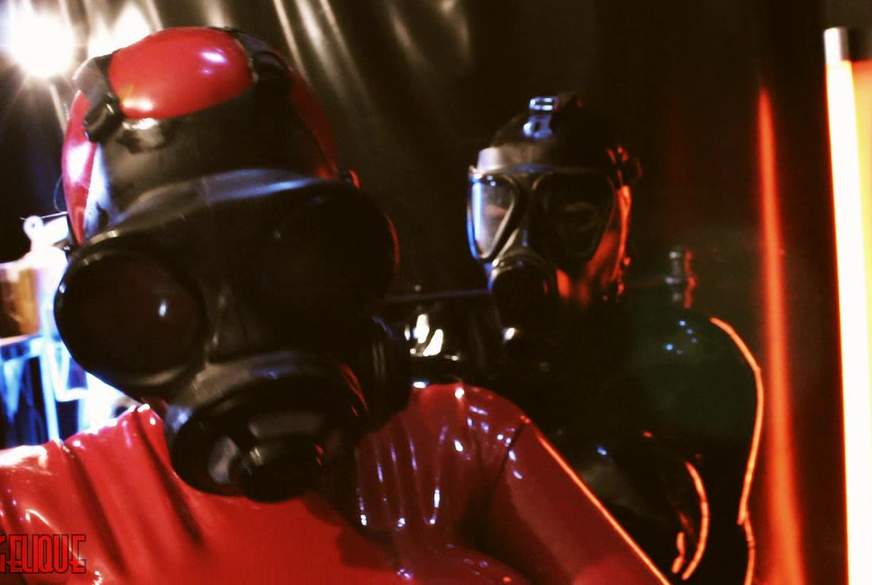 Avengelique: DIE TITTENPUPPEN  Das Gasmakenlabor 2