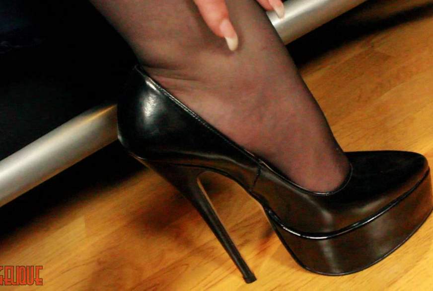 LADYb***h W*****n für geile Sklaven S*****ne von Avengelique pic1