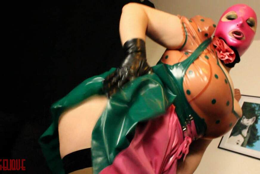 Avengelique: GUMMI-MAGD IM DIRNDL