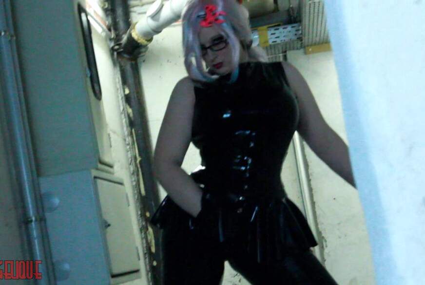 Avengelique: SCHAMLOS! Gummi im Nachbarskeller