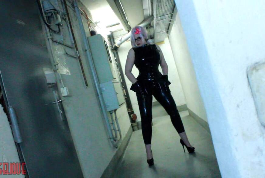 Avengelique: SCHAMLOS! Gummi im Nachbarskeller