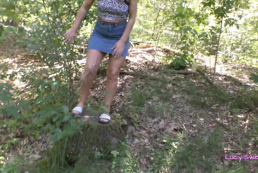 Pipi-Pause im Wald von Lucy-Sweet