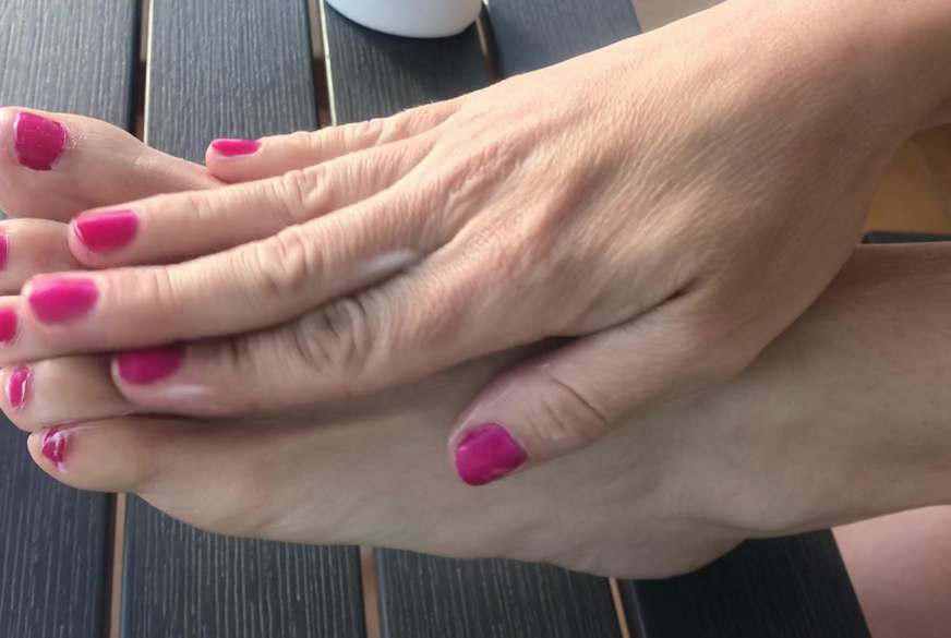 GustiSonnenschein: Ich creme meine Füßchen ein