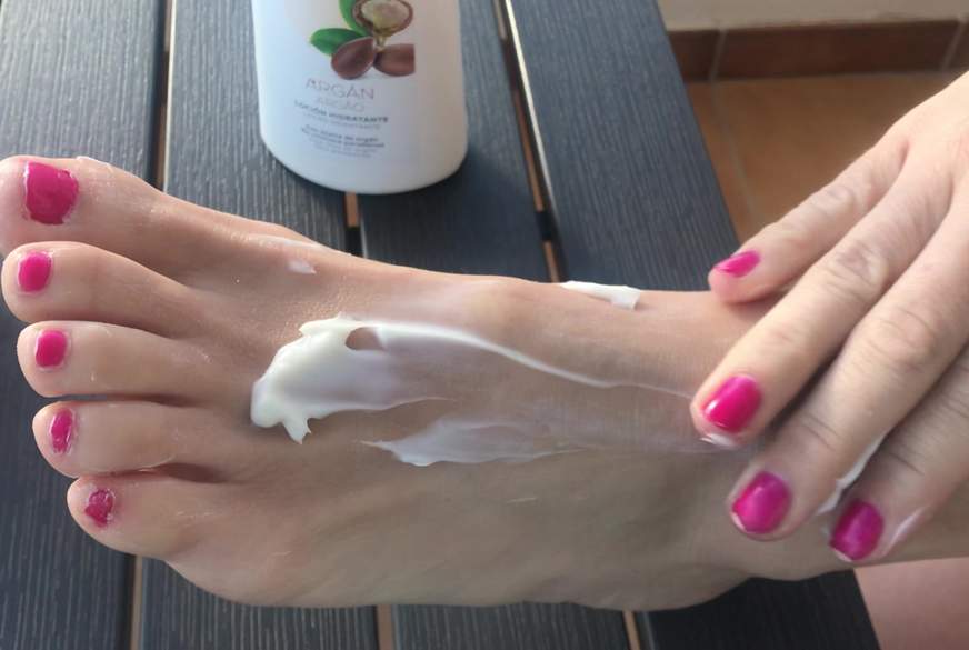 GustiSonnenschein: Ich creme meine Füßchen ein
