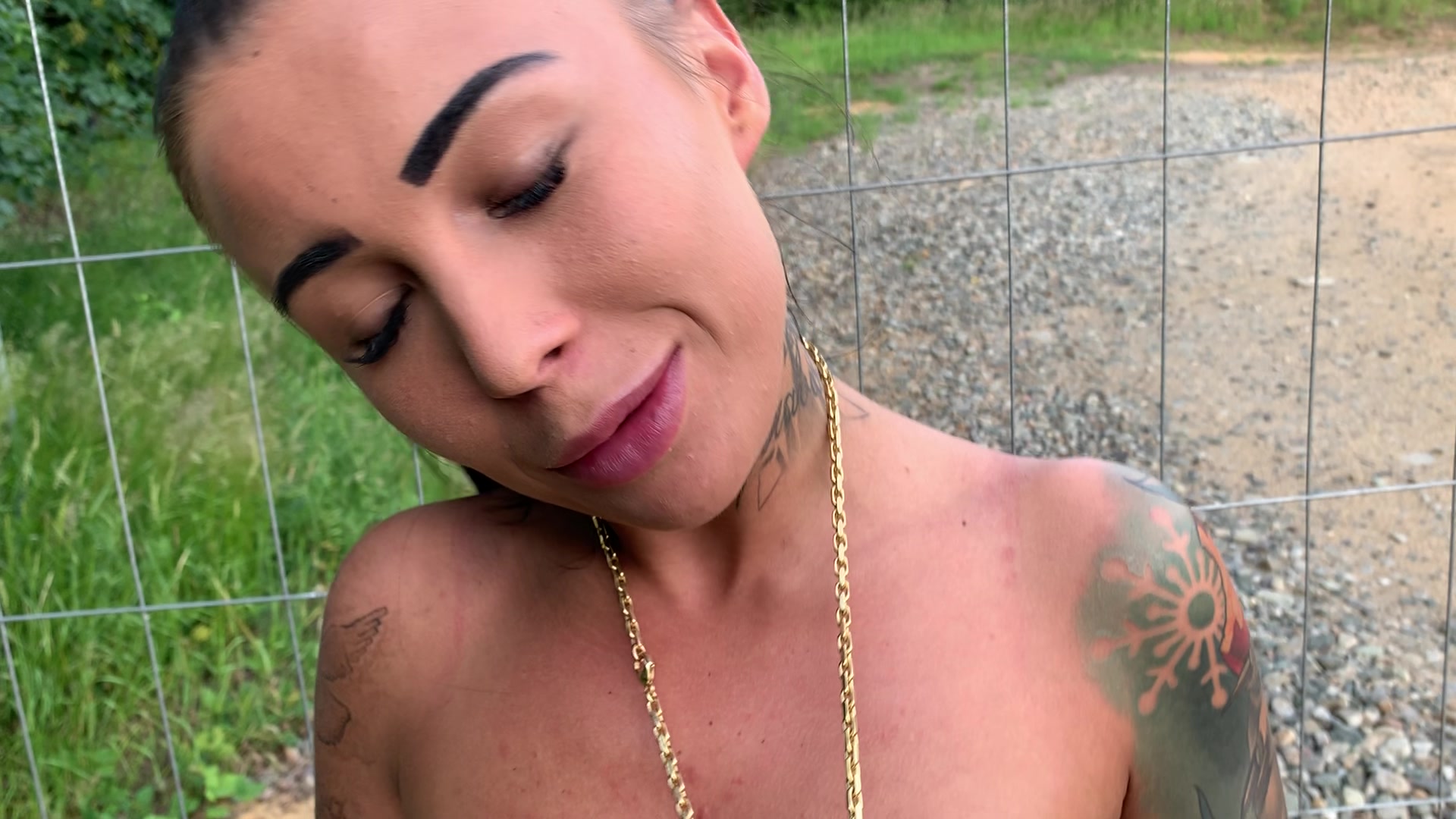 Das ist mein erster Videodreh gewesen und geplant war, dass ich mich nur bisschen zeige, aber der Kameramann hält es nicht aus und will mich unbedingt ficken,...