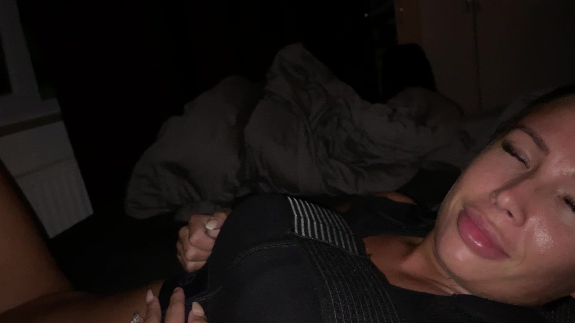 Zu erschöpft um bumsen zu können, lass ich mir einfach vorm schlafen gehen in den Mund spritzen. geniesst es wie ich, meine süssen Ferkel