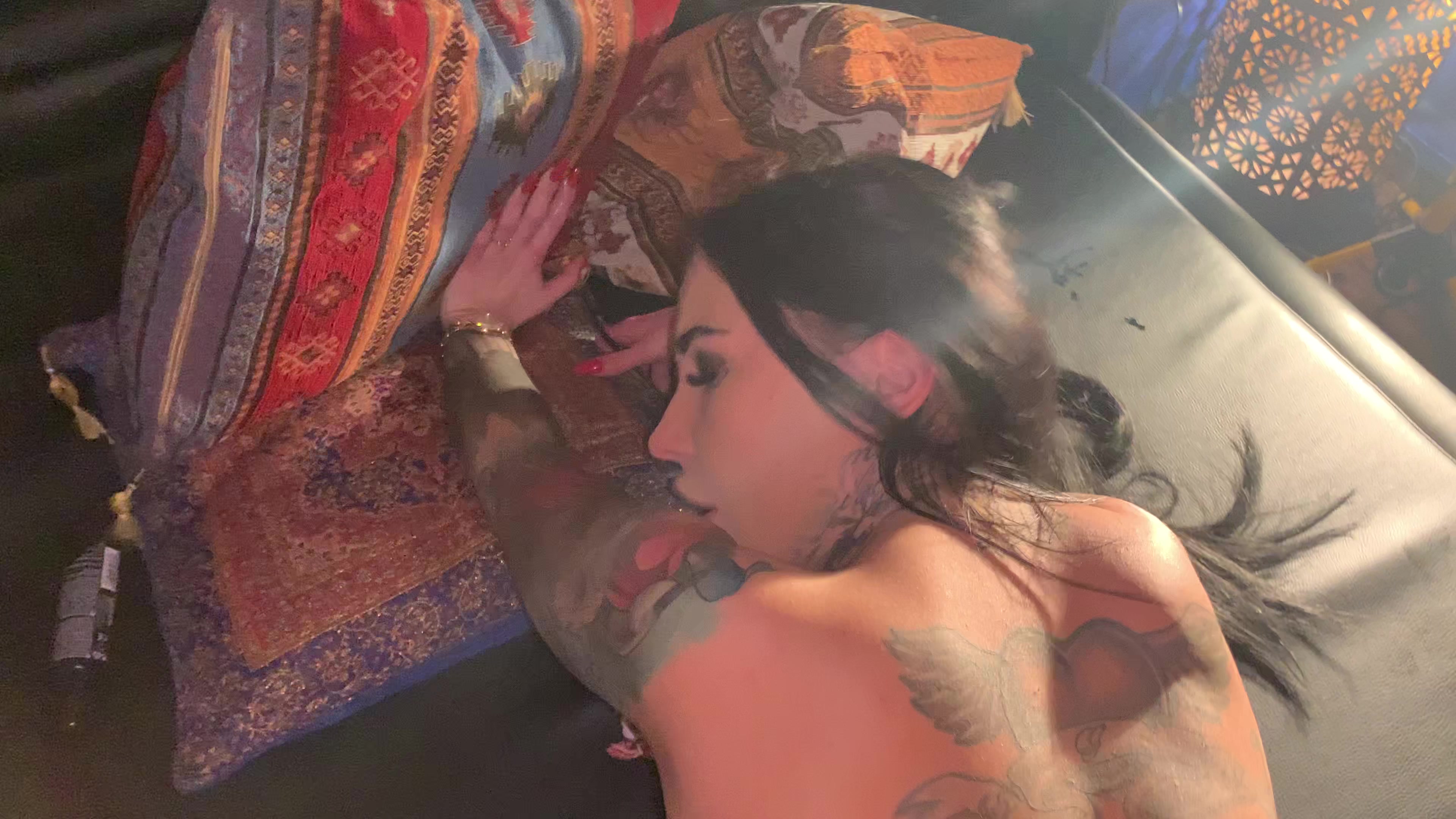 Ich war mit einem Kunden auf Zimmer und als er sich ausgezogen hat, bin ich erschrocken, was er für ein Riesenschwanz hat. Er hat mich gefickt und ich hatte den Spass meines Lebens. Ich wollte danach unbedingt nochmal ficken, aber er hatte kein Geld mehr, also habe ich ihn überredet ein Video zu drehen,...geniesst es so wie ich und traut euch mich zu besuchen !