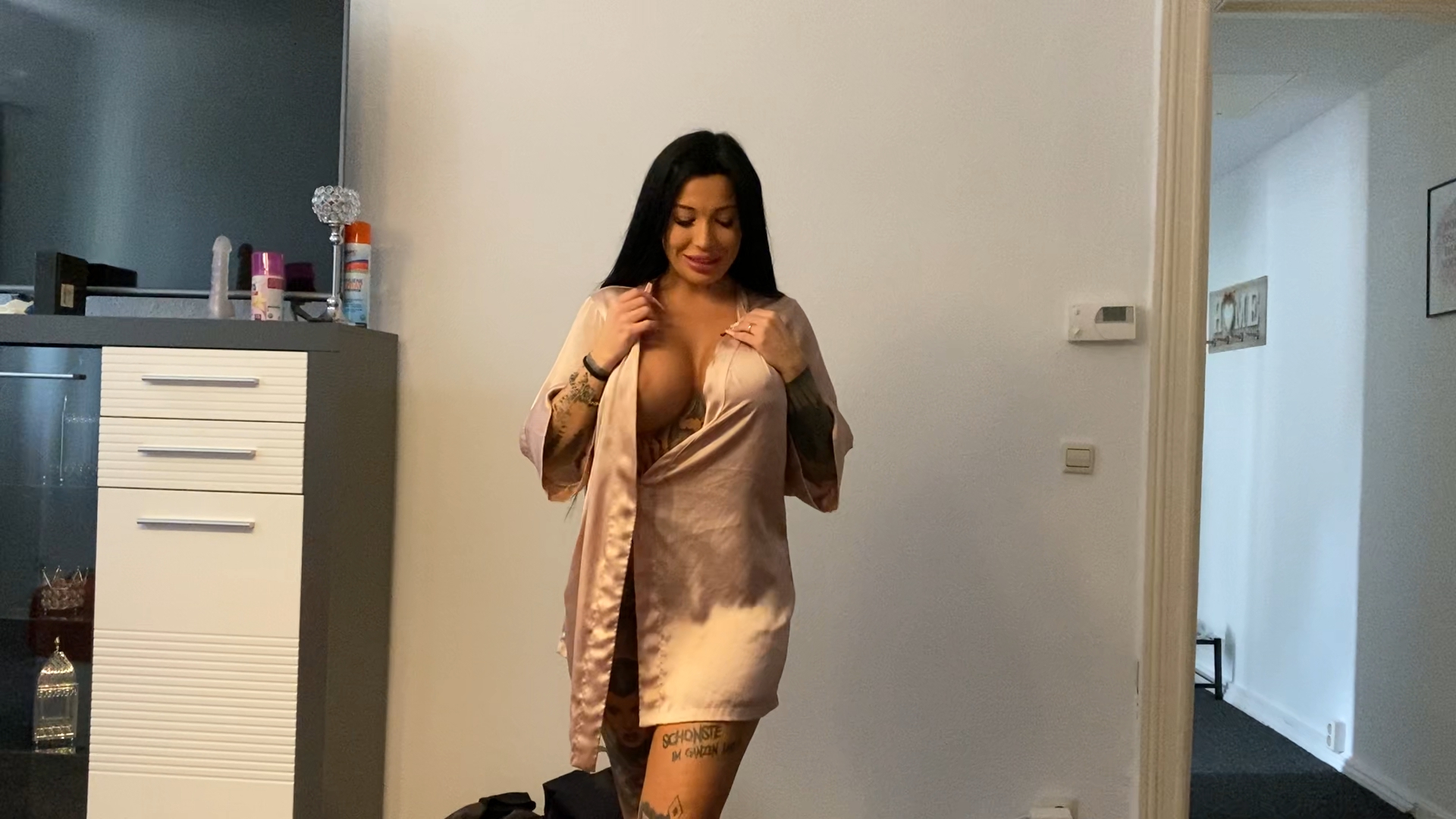 Da hat er sich aber sehr gefreut das ich so ein geiles Geschenk für ihn an seinem Geburtstag vorbereitet hatte. Meine beste Freundin rief mich an und wollte das ich ihn beschäftige während sie Geburtstagseinkäufe erledigt. Na da sag ich doch nicht nein, vor allem weil ich diese Gelegenheigt unbedingt mal wieder nutzen musste. Ich hab ja so gerne Spaß mit ihm, aber damit hatte er absolut nicht gerechnet.