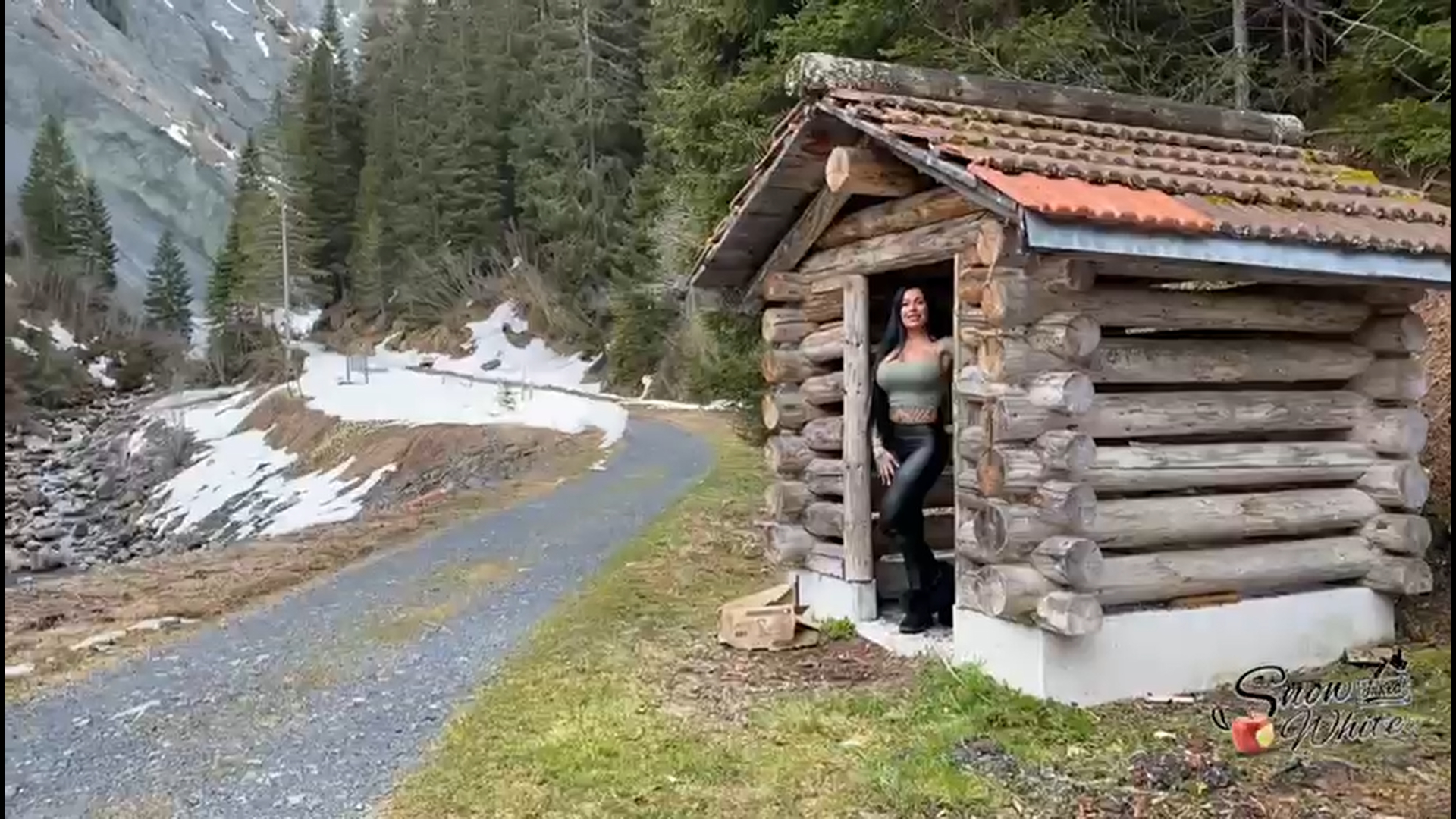 Hallöchen, heute bin ich deine Heidi mit den geilen Bergen! Und lässt du dir von mir den Schwanz lustschen? :) Ich sauge so gerne an deinem großen Zwerg, so lange bis deine ganze Zwergensahne rausschießt und in meinem gierigen Mäulchen landet. Mmmhhhhh......