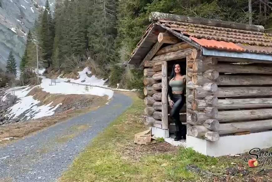 Heidi mit den geilen Bergen lutscht gerne an großen Zwergen von SnowWhite-Inked