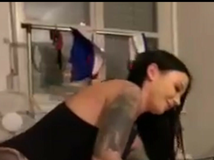 Ich dachte Anfangs das er nicht so viel drauf haben würde aber dann schockierte er mich extrem. Sein Schwanz war nach dem Blasen so groß. Oh mein Gott, ich dachte der wird mich aufreissen und so war es dann auch. Sein Monsterschwanz zerfickte mich einfach Hardcore. Ich hielt es kaum noch aus, da legte er nochmal eine Schippe drauf und bohrte mein enges Loch extrem auf und dann spritze er seine warme Sahne in mein Loch und auch ein bisschen auf meinen Bauch. OMG, war das geil!