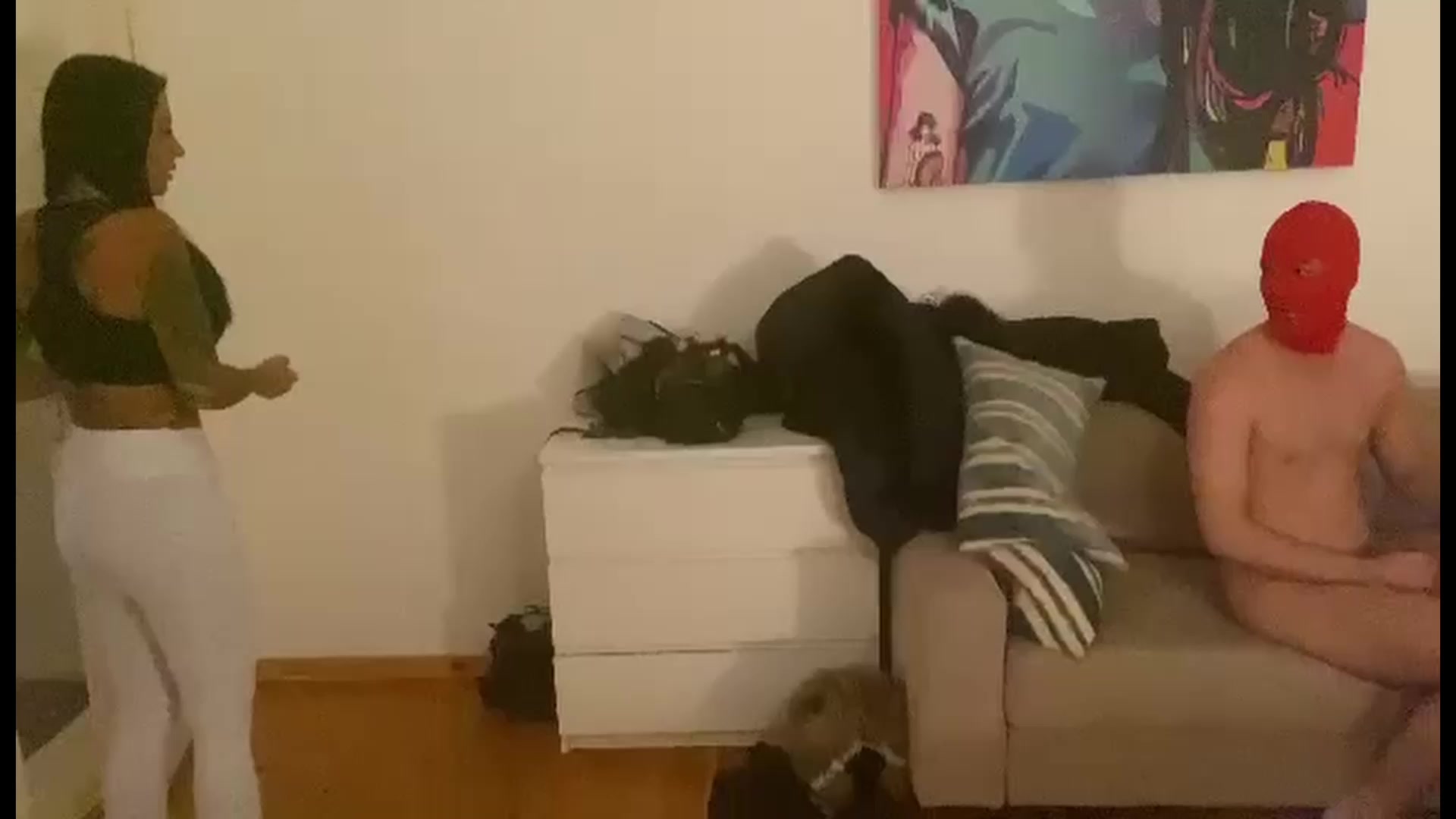 Oh mein Gott, ich habe ihren Freund dabei erwischt wie er einen Porno von mir schaute und dazu seinen Schwanz wichste. Eigentlich hatte ich ja nur meine Stiefschwester gesucht aber da konnte ich dann einfach nicht widerstehen und schmiss mich ihm sofort an den Schwanz. Wir gingen schnell zum Bett und nach dem kurzen anblasen wollte ich ihn ganz schnell in meiner Muschi haben bevor sie heim kommt aber leider wurden wir dann doch von ihr erwischt. Und was macht sie? Zieht sich auf einmal aus und möchte mit machen. Also damit hatte ich absolut nicht gerechnet. Meine Stiefschwester, ihr Freund und ich bei nem Dreier, wow das war so geil! Das musst du unbedingt sehen!