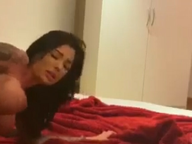 So hart wie da wurde ich in meinem ganzen Leben noch nie gefickt und das nicht nur in mein enges Fotzenloch. ;) Er zerfickte meine engen Löcher gnadenlos und so hart, dass ich am nächsten Tag nicht mehr gehen konnte. Oh mein Gott, war das Hardcore!