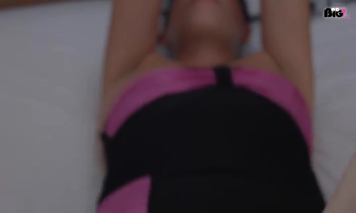 gefesselt und mit Dildo gefickt das war eigentlich nicht abgesprochen...doch dann tat mir dieser riesen Dildo in meiner Pussy richtig gut...