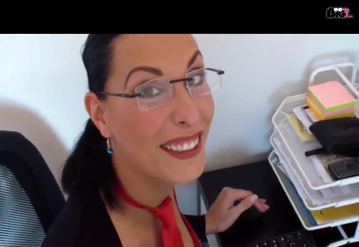 Das Sperma Sekretariat Teil 2 und vom Chef seine Sahne voll in die Fresse abgekriegt...toller Boss!!!