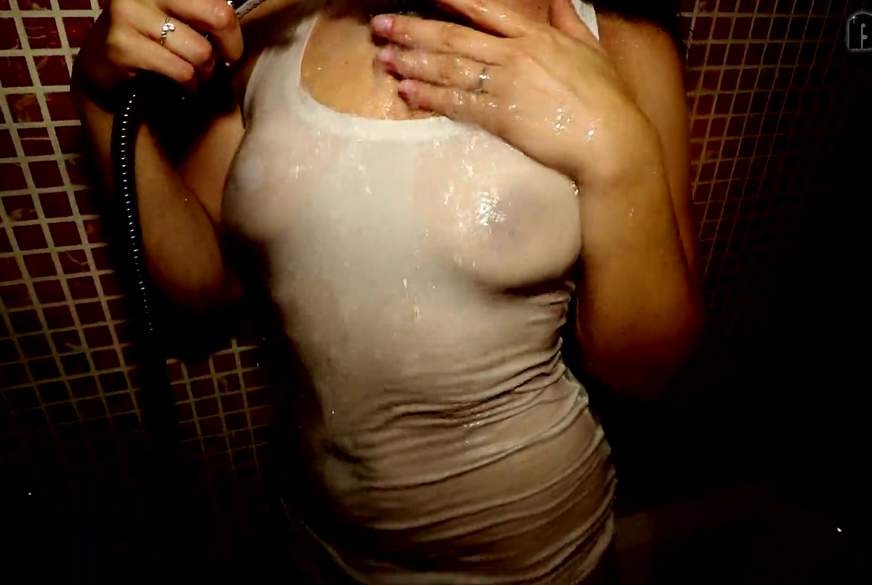 Duschen in weißen Klamottem von ViolettaAngel