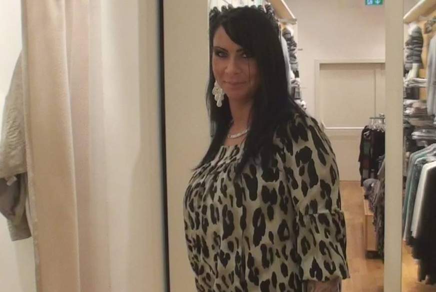 S****al****g in der Umkleidekabine von Busen-Maus