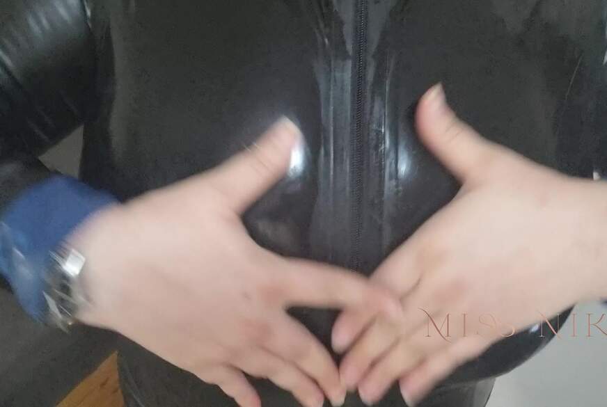MissNikaCH: Latex, Öl, Ausschnitt