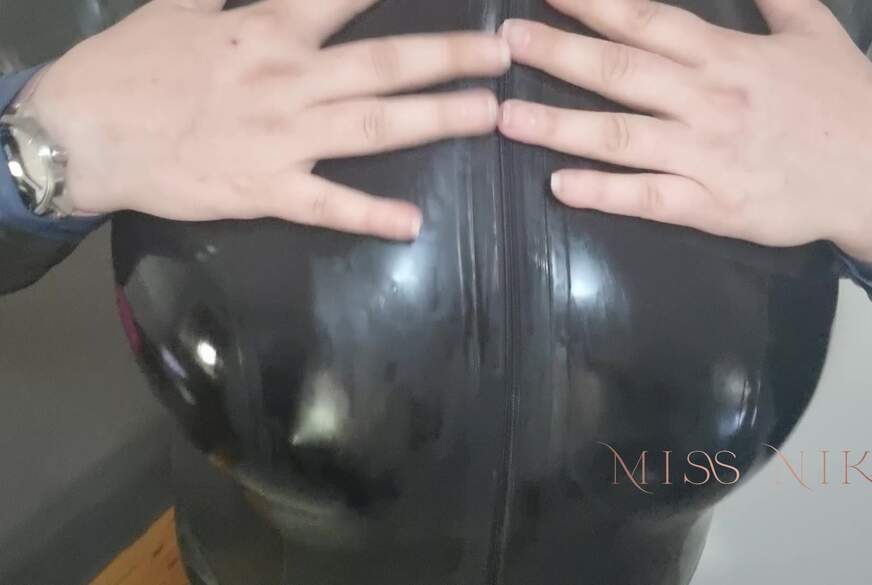 MissNikaCH: Latex, Öl, Ausschnitt