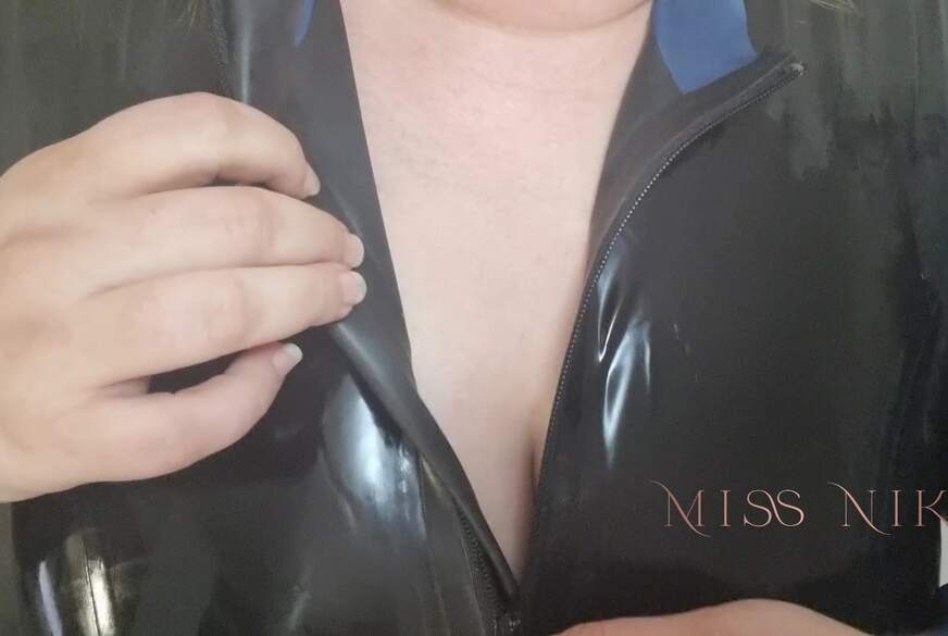 MissNikaCH: Latex, Öl, Ausschnitt