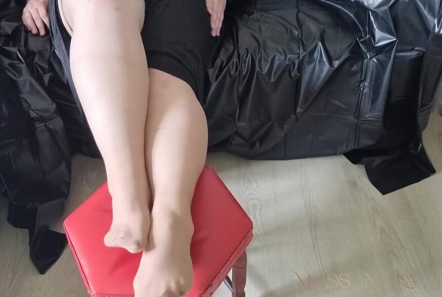 MissNikaCH: Strümpfe anziehen macht geil, mit Ton